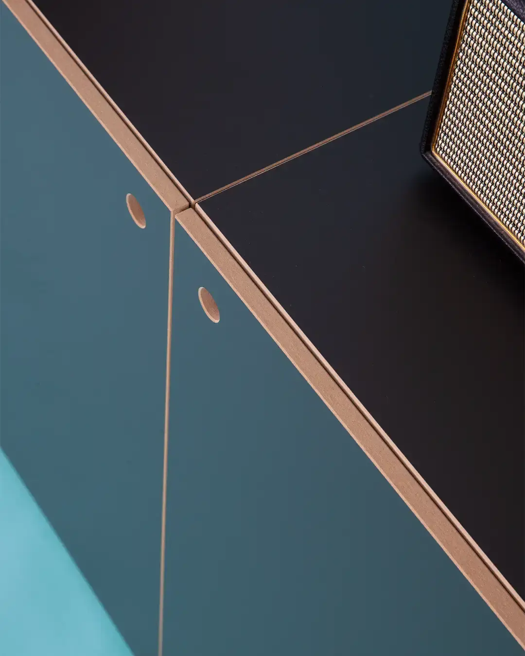 Black Edition, Großes Sideboard, schwarze Cubes, 2:1 Modul hochkant mit Tür, Detail, 4x5