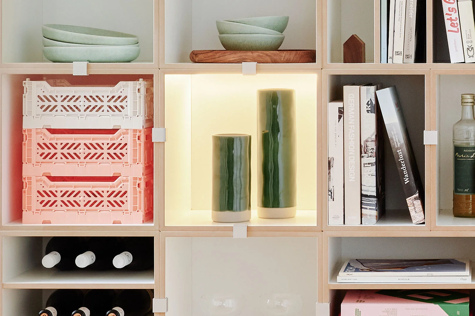 Bücherregal mit Leuchtcubes, Detail, Klammer, LED, klares Design