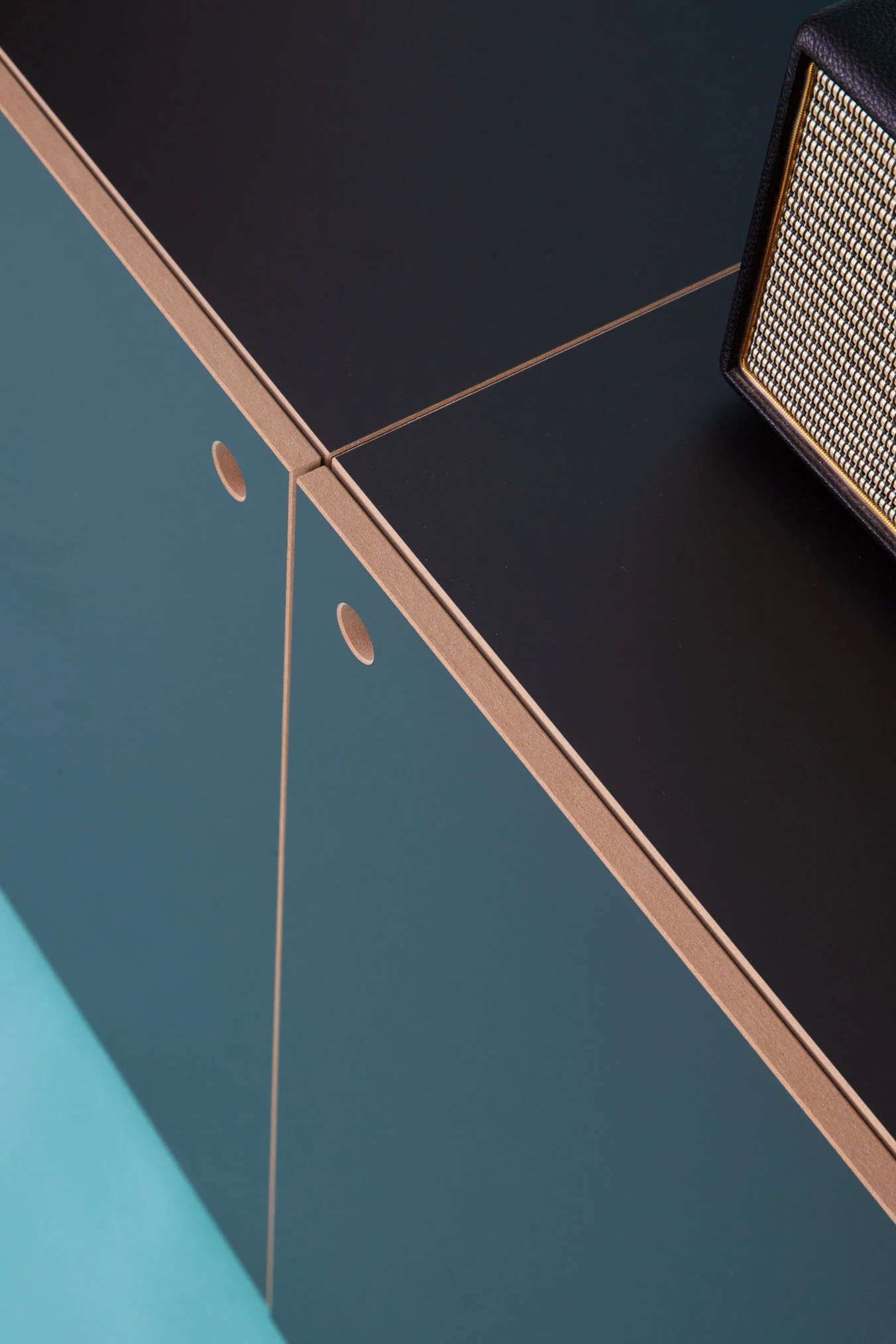 Black Edition, Großes Sideboard, schwarze Cubes, 2:1 Modul hochkant mit Tür, Detail
