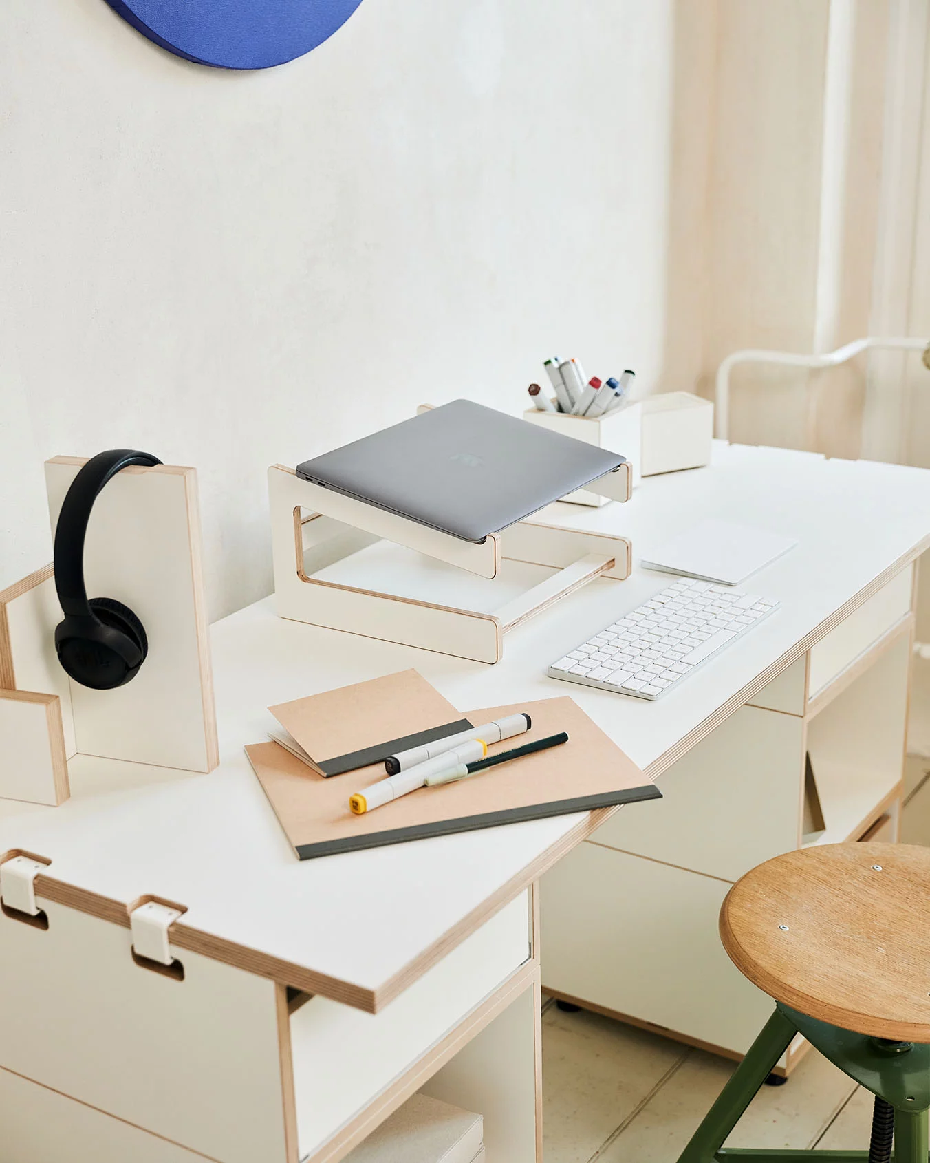 Home-Office Schreibtisch, Detail, Schreibtischplatte, Laptopständer