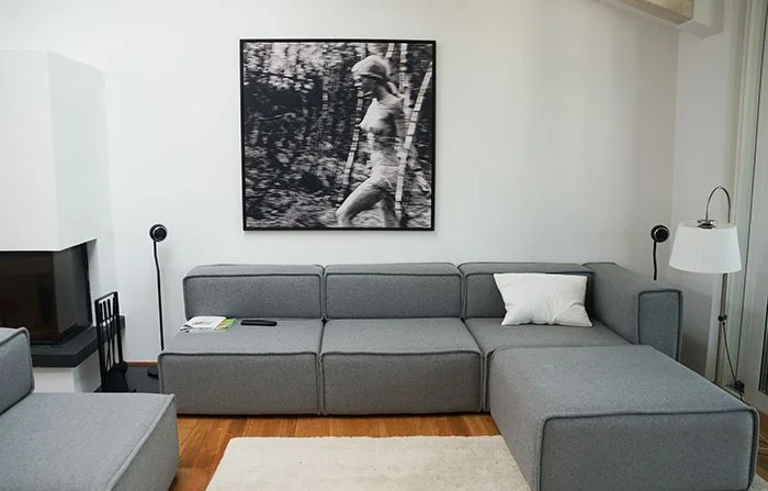 Wohnzimmer, Couch, Weißes Bücherregal im Herzen von Berlin