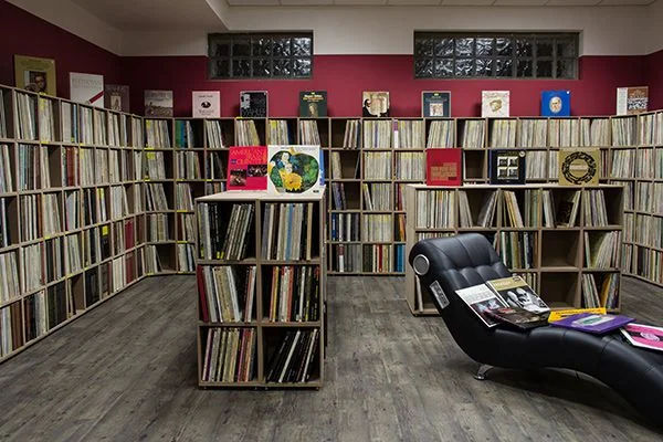 Schallplattenregale in der Vinyl Lounge Essen