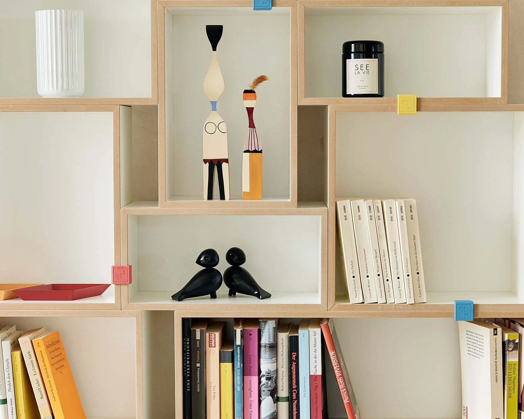 Bücherregale, Wohnzimmerregale, Regal für Taschenbücher, halbe Tiefe, Blog, Pimp your cubes, bunte Kunststoffklammer